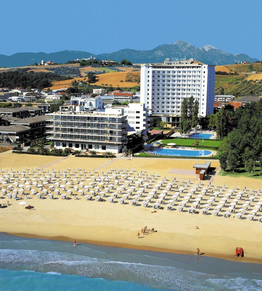 Grand Hotel Berti Silvi Marina Exterior photo